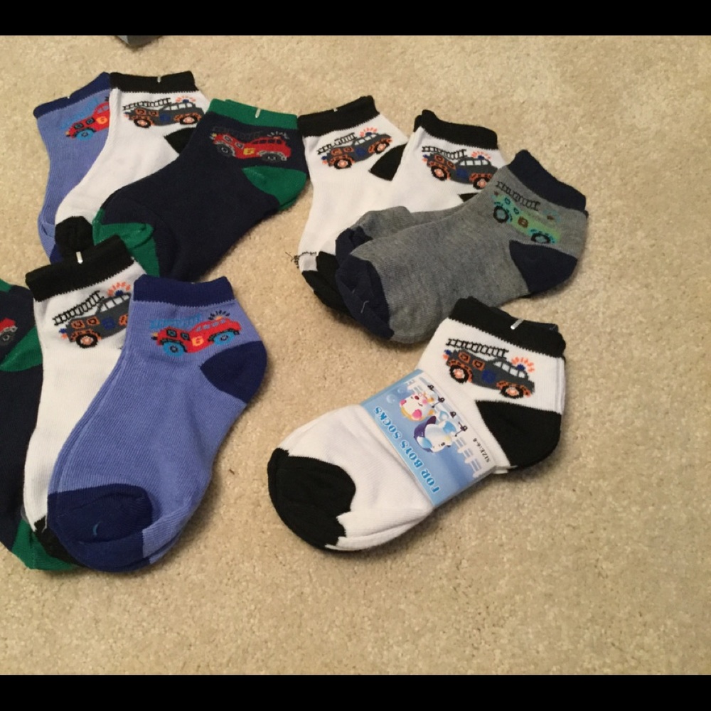 New 12pr boys socks, size 6-8, fits boys age 3T-5